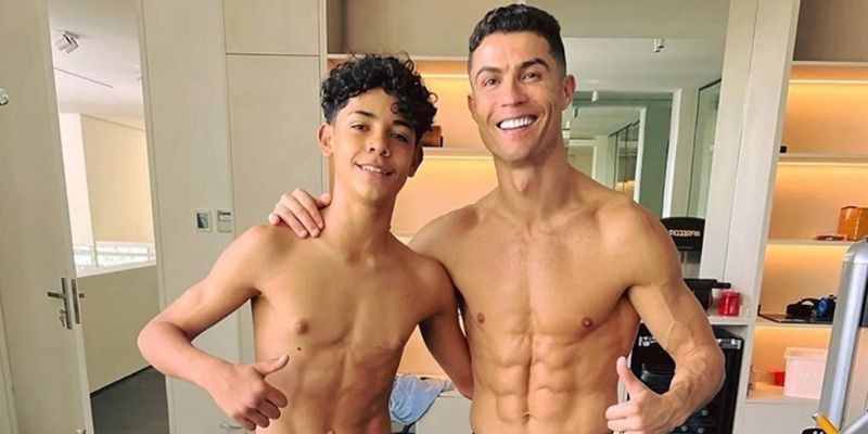 Tin Hình Ảnh Thể Thao – Khoảnh Khắc, Cảm Xúc Và Câu Chuyện Sau Ống Kính 8 Ronaldo Jr. cùng cha luyện tập ở phòng gym – Biểu tượng kế thừa bóng đá thế giới